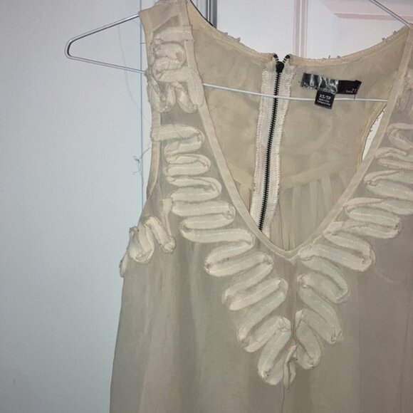 Elegant Cream Sleeveless Top - Picture 4 of 8